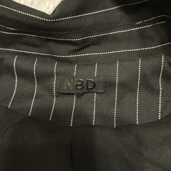 NBD NWOT
Kimber Blazer Dress (XS) Fully lined.Padded shoulders buttoned cuffs. - Picture 11 of 11